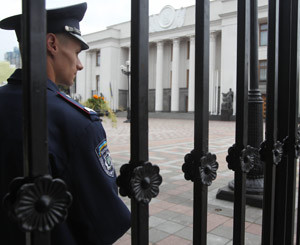Депутаты оградились  от народа забором  за 300 тысяч гривен