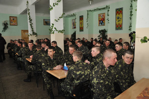 В Крыму безработица загоняет парней с высшим образованием в армию