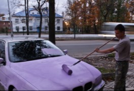 Маляры перекрасили в гламурный цвет плохо припаркованную BMW