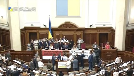 Тимошенко заблокировала трибуну и президию из-за повышения тарифов