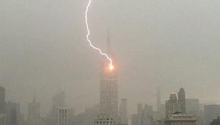 В Нью-Йорке знаменитый небоскреб поразил удар молнии