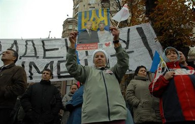 Сторонники Тимошенко решили оставаться под Печерским судом 