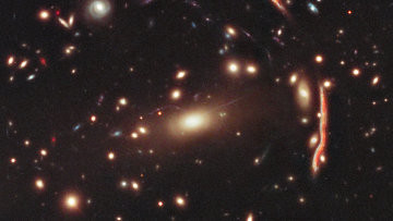 Хаббл рассмотрел галактики, искаженные черной материей
