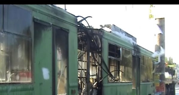 В Киеве загорелся набитый людьми троллейбус 