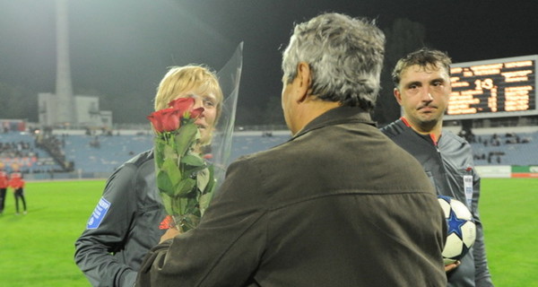 Луческу подарил букет роз футбольному арбитру