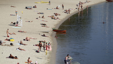Сентябрьская жара в Киеве продлила пляжный сезон 