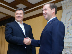 К приезду Януковича и Медведева деревья выкрасили в зеленый цвет