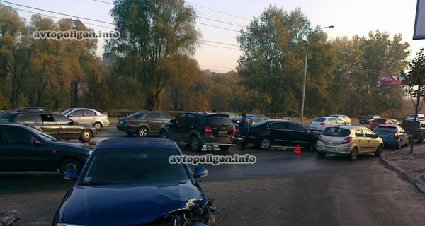 Первые заморозки в Киеве: в аварии разбиты 9 автомобилей