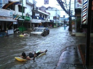 В центре Бангкока началось сильное наводнение  