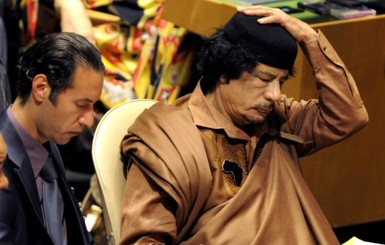 Каддафи и сына похоронят в пустыне