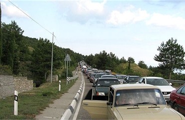 Жители сел перекрыли дорогу Киев-Чоп: на трассе образовалась пробка длиной 10 километров