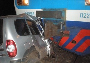 На Киевщине  пьяный катался по железной дороге и врезался в электричку