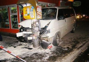 В Киеве водитель сбил прохожих и сбежал вместе с пассажиром