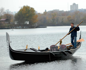 Венеция по-киевски: Первый гондольер столицы спустил на воду  уникальную лодку  