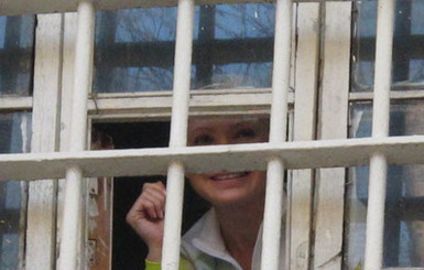 Тимошенко через окно СИЗО повидалась с соратниками