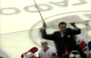 Тренер сборной России по хоккею накинулся на фанатов с клюшкой