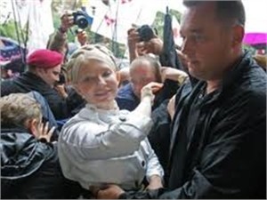 Сторонники Тимошенко устроили концерт около СИЗО