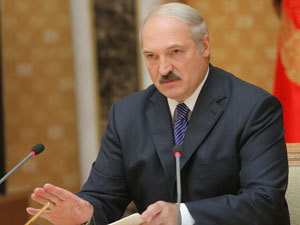 Лукашенко подписал закон об ограничении флеш-мобов через Интернет 