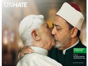 Ватикан потребовал от Benetton убрать рекламу с целующимися Папой и имамом