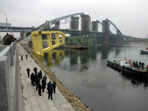 В Киеве рухнул самый большой плавучий кран в мире 