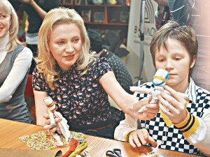 Дети звезд освоили производство украинских кукол вуду
