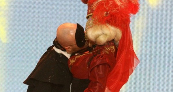 Билык целовалась со своим танцором на глазах у бывшего мужа