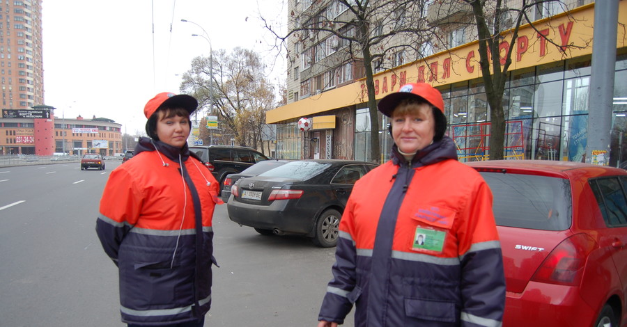 Первым в Киеве девушкам-парковщицам не приходится 