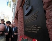В Киеве неизвестные саблями изрубили мемориальную доску Столыпина