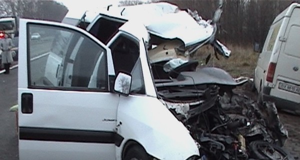В Киевской области легковушка протаранила грузовик: трое погибших