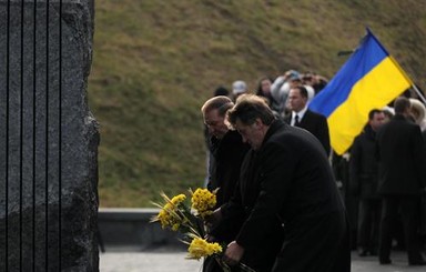 Янукович, Ющенко, Кучма и Кравчук приехали к жертвам Голодомора в одном автомобиле