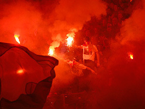 Футбольные хулиганы едва не сожгли стадион во время белградского дерби 