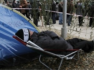 Донецкие чернобыльцы остались голодать без палатки
