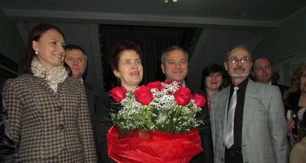 В Мариуполе Людмила Янукович слушала саксофон в черном макси и блузке с кружевами