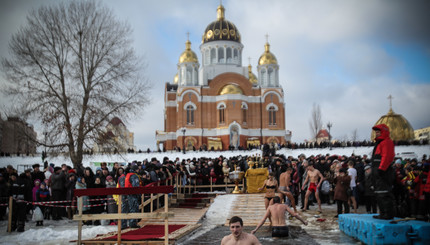 От рассвета до заката проходят Крещенские купания в Киеве