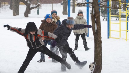 Харьков замело снегом: люди радуются, коммунальщики жалуются