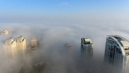 Киев окутал густой туман
