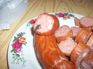 Крымчанин нашел в колбасе кусок крысы