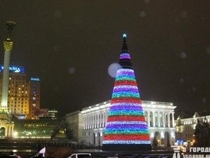 На Майдане зажгли главную елку страны