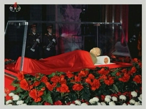 Тело Ким Чен Ира положили в стеклянный гроб