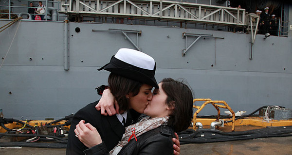 Первый поцелуй лесбиянок в армии прошел под овации военных