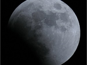 Ученые предлагают искать на Луне следы инопланетян
