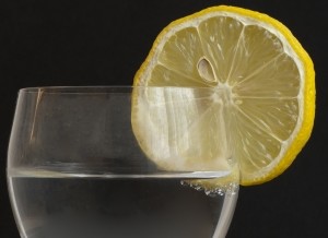 Ученые: свежий лимонный сок может помешать беременности