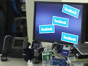 Треть супружеских пар в 2011 году разрушил Facebook
