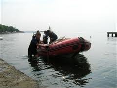 Украинцы в реке Припять ловят рыбу