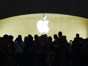 Apple отменила продажи смартфона iPhone 4S в Пекине из-за давки у магазинов