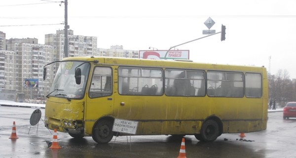 В Киеве в ДТП попала маршрутка с пассажирами