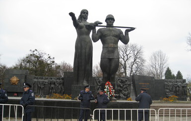 Во Львове суд не разрешил демонтировать Монумент Славы 