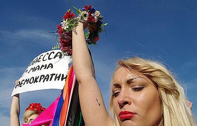 FEMEN не пробились к Роману Ландику