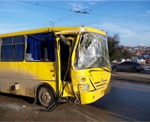 В Севастополе пассажирский автобус протаранил троллейбус