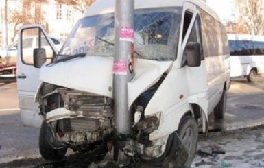 В Севастополе маршрутка врезалась в столб: пострадали 10 человек
